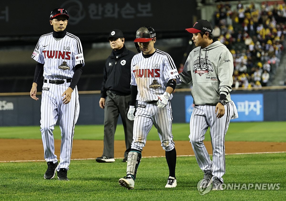 <b>LG 신민재</b>, 광주 함께 간다…"왼쪽 <b>햄스트링</b> 큰 이상 없어"