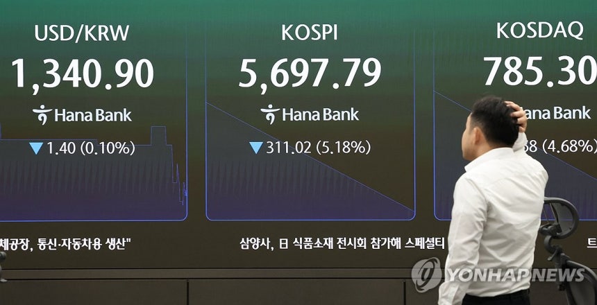 코스피, 장 초반 5% 내려 5,600대
(서울=연합뉴스) 이진욱 기자 = 15일 서울 중구 하나은행 본점 딜링룸 전광판에 코스피와 코스닥, 원/달러 환율이 표시돼 있다. 이날 코스피는 전일(6008.81) 대비 3