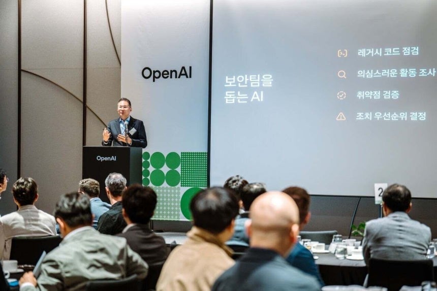 김경훈 오픈AI 코리아 총괄 대표가 16일 열린 '오픈AI 사이버 CXO 라운드테이블'에서 AI를 활용한 기업의 사이버 보안 역량 강화 방안에 대해 발표하고 있다. [오픈AI 제공. 재판매 및 DB 금지]
