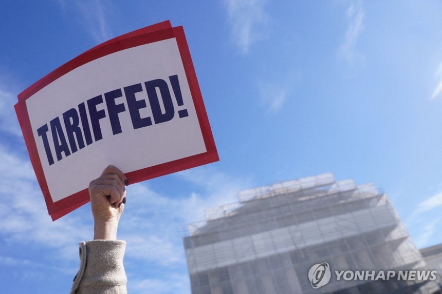 미 대법원 앞 관세 반대 시위
[로이터=연합뉴스. 재판매 및 DB 금지]