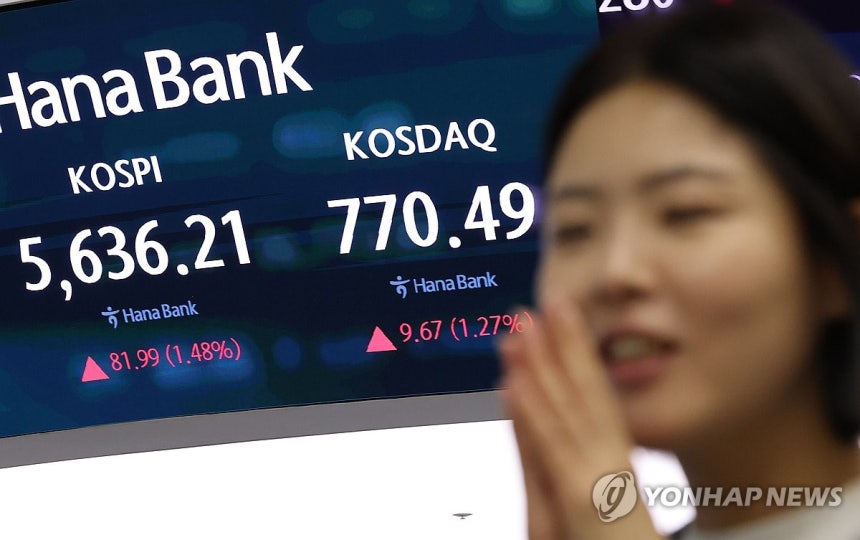 '오늘은 올랐네'
(서울=연합뉴스) 이진욱 기자 = 16일 서울 중구 하나은행 본점 딜링룸 전광판에 코스피와 코스닥, 원/달러 환율이 표시돼 있다. 이날 코스피는 장 초반 1%대 상승률을 나타내고 있다. 오전 9시 