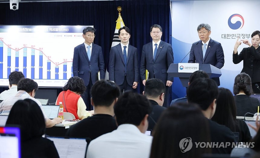 주택 공급계획 밝히는 김이탁 국토부 1차관
(서울=연합뉴스) 안정원 기자 = 김이탁 국토교통부 1차관이 16일 서울 종로구 정부서울청사에서 열린 제1차 주택공급 정례브리핑에서 주택공급 추진상황과 향후 공급 계획을 밝