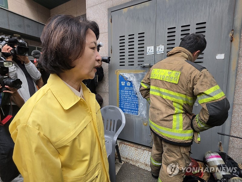 추미애, <b>부천</b> 공장<b>화재</b> 현장 방문…"소방관 치료·회복 만전"(종합)