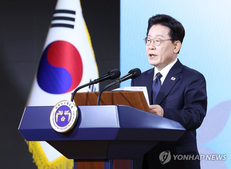 李대통령 "<b>부마</b><b>항쟁</b>과 5·18, 헌법에 담아야"…개헌 논의 요청