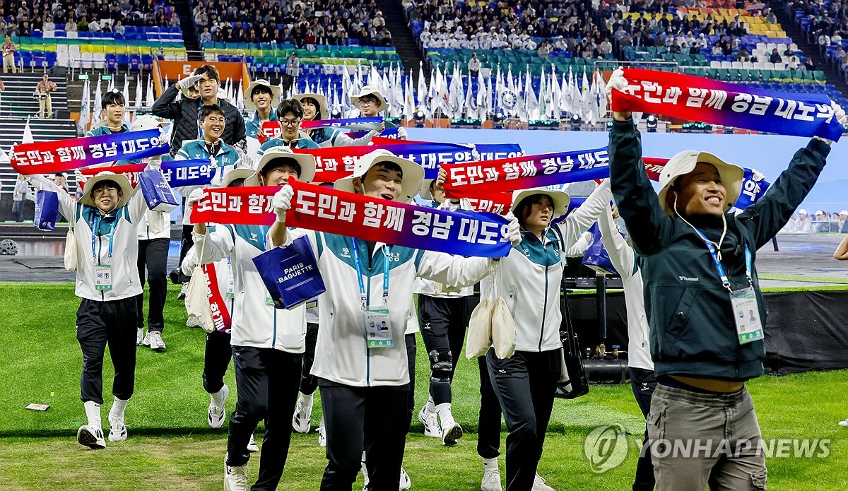 <b>제107회 전국체육대회</b> 개회식, 경남 선수단 입장