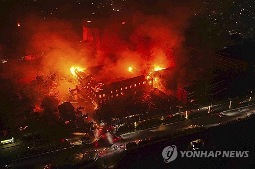 지난해 시위대 방화로 불타는 네팔 대통령 관저
[AP=연합뉴스 자료사진. 재판매 및 DB 금지]