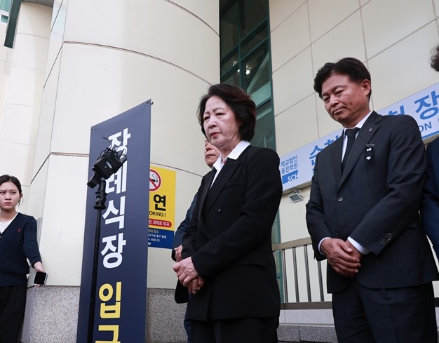 순직 소방관 빈소 앞에서 발언하는 추미애 경기도지사
(부천=연합뉴스) 최은지 기자 = 추미애 경기도지사가 17일 경기도 부천 공장 화재로 순직한 고(故) 김진석 소방위의 순천향대 부천병원 빈소 앞에서 발언하고 있다.