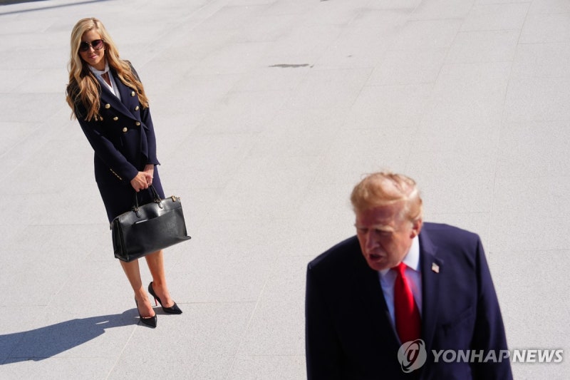 '허위 경력·자질 논란' <b>백악관 대변인</b>, 일주일만에 <b>경질</b> 위기