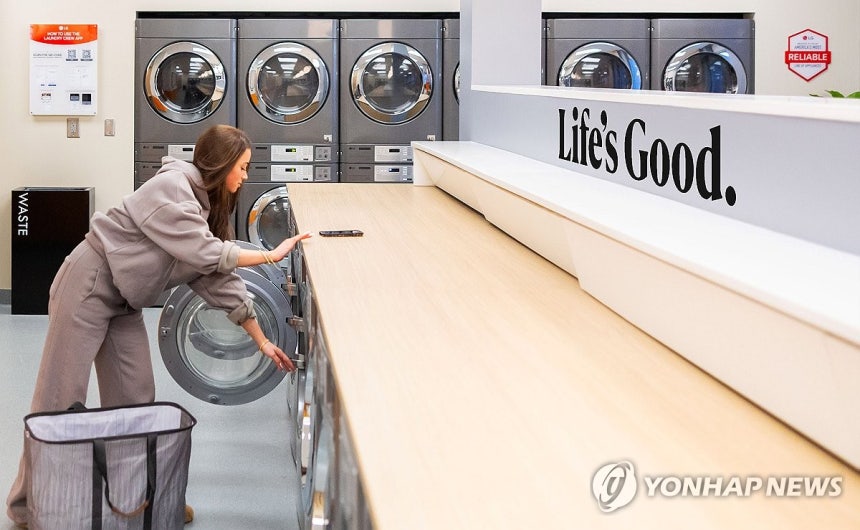LG전자 상업용 세탁기
(서울=연합뉴스) LG전자가 미국 테네시 주립대학교 기숙사에 상업용 세탁 체험 공간 'LG 런드리 라운지'를 오픈했다고 22일 밝혔다. 대학생이 인버터 DD 모터가 탑재된 LG전자의 상업용 세