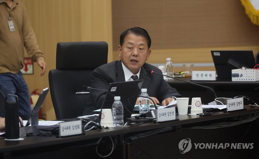 질의하는 김병주 의원
(대전=연합뉴스) 변선진 기자 = 김병주 의원이 12일 대전 병무청에서 열린 국회 국방위원회의 병무청에 대한 국정감사에서 질의하고 있다. 2026.10.12 bysj@yna.co.kr