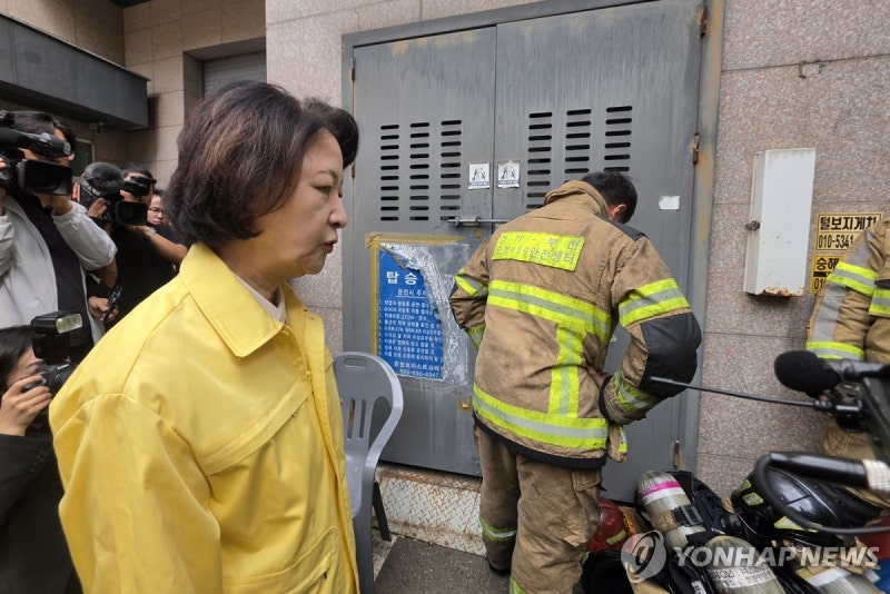 추미애 "<b>순직</b> 소방관께 깊은 애도…용기와 헌신 잊지 않을 것"(종합)