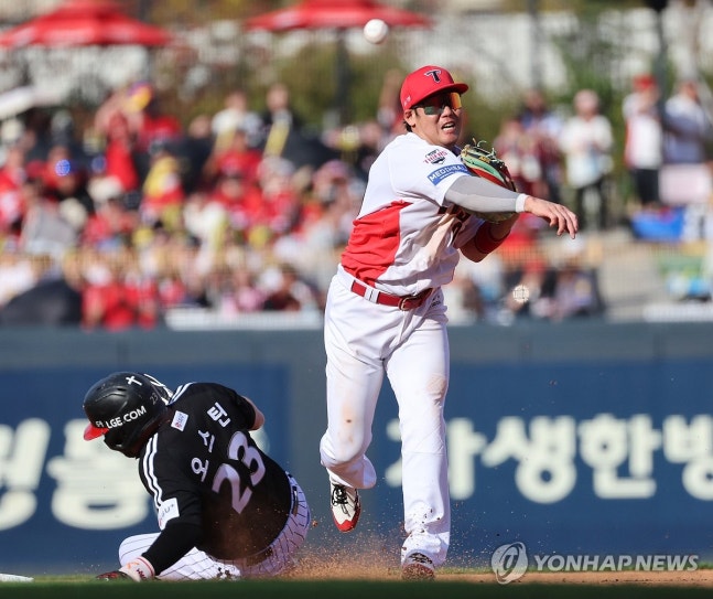 병살시키는 하주석(전남광주=연합뉴스) 조남수 기자 = 17일 전남광주통합특별시 광주기아챔피언스필드에서 열린 프로야구 2026 포스트시즌 준플레이오프 1차전 LG 트윈스와 KIA 타이거즈의 경기. LG 6회초 1사 1, 2루에서 문보경의 내야 땅볼 때 KIA 유격수 하주석이 1루주자 오스틴을 2루에서 포스아웃시킨 뒤 1루로 송구 더블플레이를 완성하고 있다. 2026.10.17 iso64@yna.co.kr