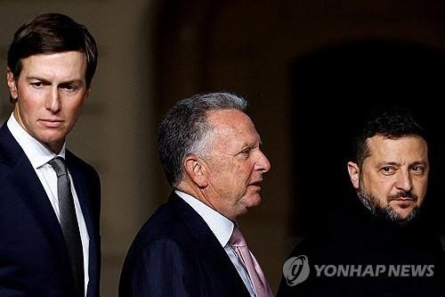 젤렌스키 우크라 대통령 만난 쿠슈너(왼쪽)와 윗코프(가운데) 특사
[로이터=연합뉴스 자료사진. 재판매 및 DB 금지]