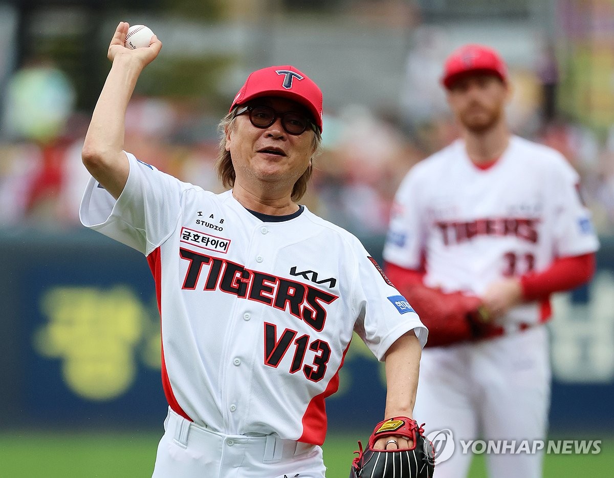 <b>시구</b>하는 <b>김의성</b>