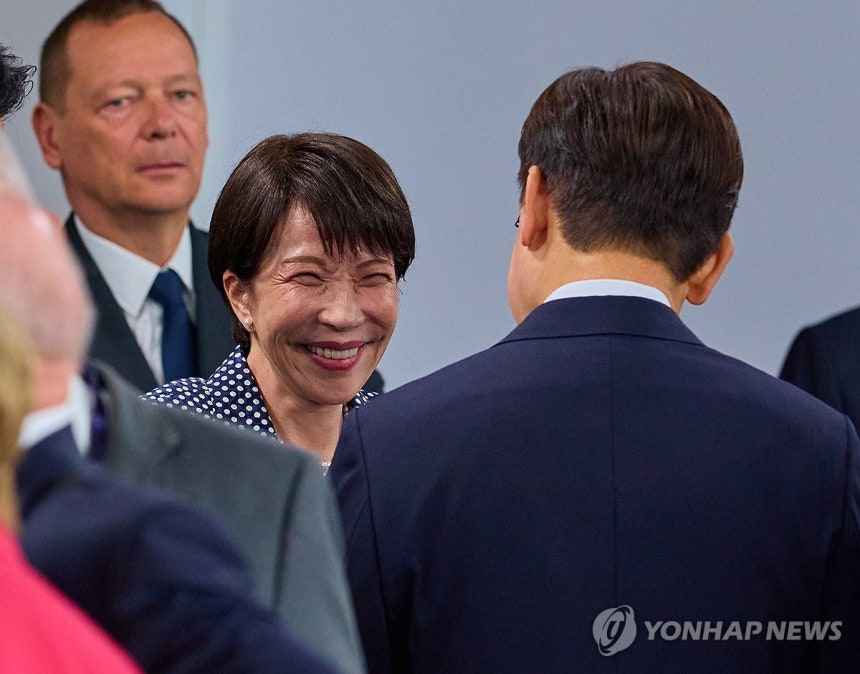 대화하는 한-일 정상
(에비앙=연합뉴스) 한상균 기자 = 이재명 대통령이 17일(현지시간) 프랑스 에비앙레뱅에서 열린 주요 7개국(G7) 및 초청국 확대회담 2세션에서 다카이치 사나에 일본 총리와 대화하고 있다. 2