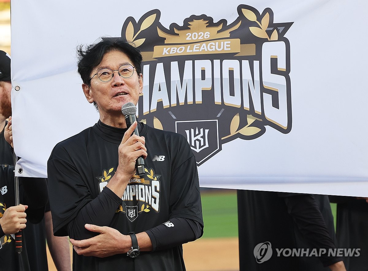 <b>kt 이강철 감독</b>, 프로야구 사령탑 역대 최고 3년 34억원 <b>재계약</b>