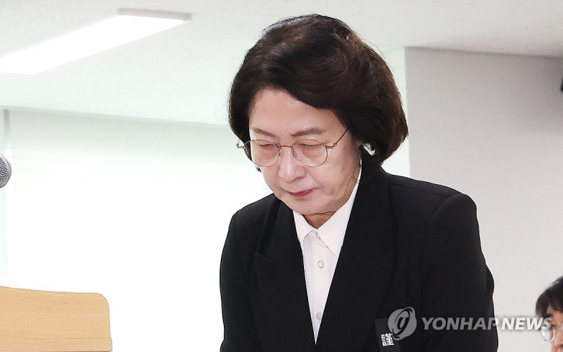 '재정 빨대' 논란 <b>추미애</b>, 국감서 소방관들에게 재차 <b>사과</b>