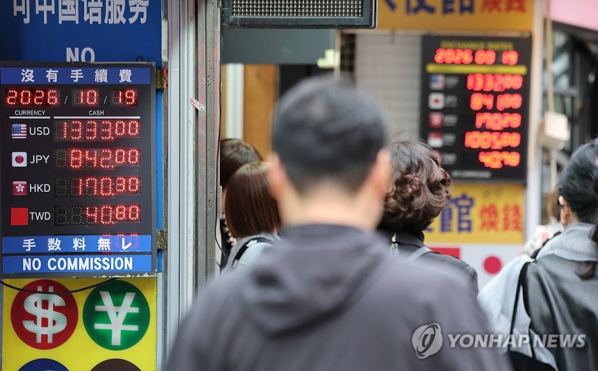 이달 환율 2년1개월만에 최저
(서울=연합뉴스) 이진욱 기자 = 이달 원/달러 환율이 반도체 수출 호조에 따른 달러 공급 확대 등에 힘입어 2년 1개월 만에 최저 수준으로 내려갔고 원/엔 재정환율은 18년 10개월 