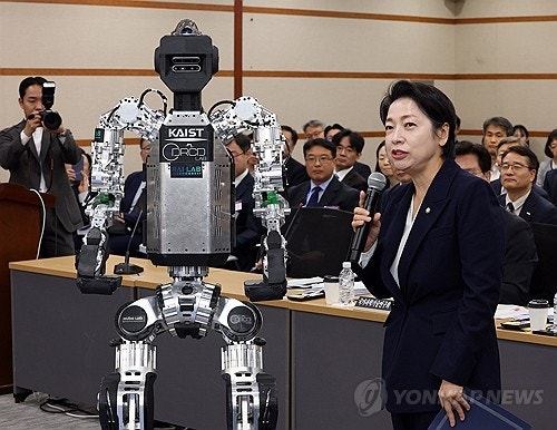 엄숙한 국감장 뒤흔든 카이스트 로봇의 찰진 마이클 잭슨 문워크
