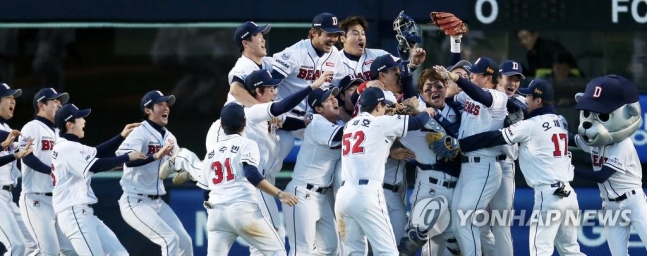 14년 기다린 환호(서울=연합뉴스) 윤동진 기자 = 31일 서울 잠실야구장에서 열린 2015프로야구 한국시리즈 5차전 삼성라이온즈-두산베어스 경기. 2대 13으로 14년만에 한국시리즈 우승을 한 두산 선수들이 마운드에서 환호하고 있다. 2015.10.31 mon@yna.co.kr