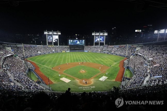 잠실구장 정규시즌 마지막 경기(서울=연합뉴스) 이지은 기자 = 12일 서울 잠실야구장에서 프로야구 KBO리그 롯데와 두산의 경기가 열리고 있다. 2026.10.12 jieunlee@yna.co.kr