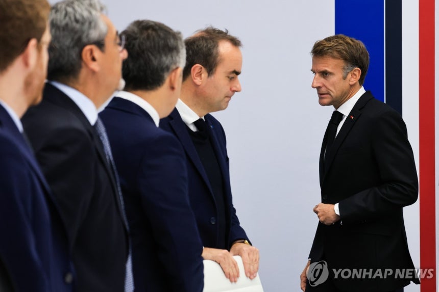 18일(현지시간) 엘리제궁에서 에마뉘엘 마크롱 대통령 주재로 열린 위기 대응 회의
[EPA=연합뉴스. 재판매 및 DB 금지]