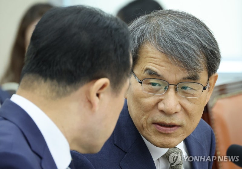 선관위특검, '외유출장 의혹' <b>노태악 압수수색</b>…휴대전화 확보