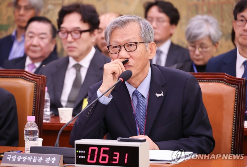 李<b>대통령</b>, 친일파 글씨 '셀프 출품' <b>유홍준</b> 사의 수용