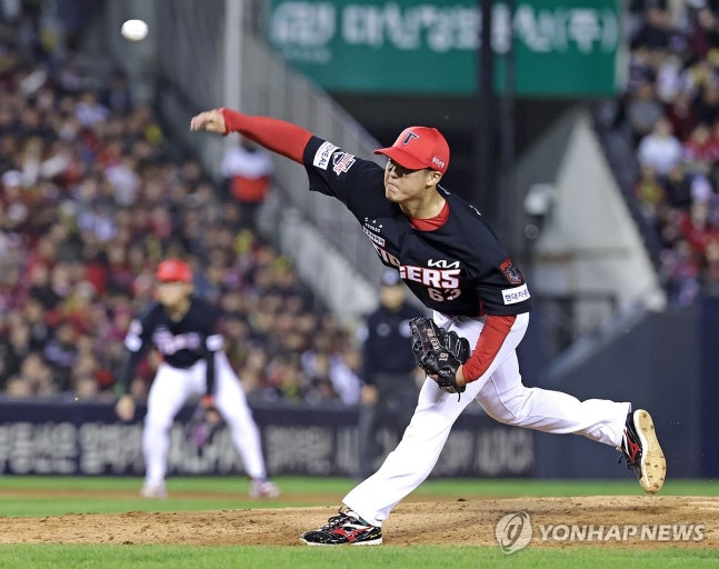 역투하는 시라카와(서울=연합뉴스) 류영석 기자 = 20일 서울 잠실야구장에서 열린 KBO 프로야구 포스트시즌 준플레이오프 3차전 KIA 타이거즈와 LG 트윈스의 경기. 5회말 KIA 선발 투수 시라카와가 역투하고 있다. 2026.10.20 ondol@yna.co.kr