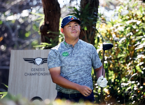 볼의 방향을 살피는 김시우[KPGA 제공. 재판매 및 DB 금지]