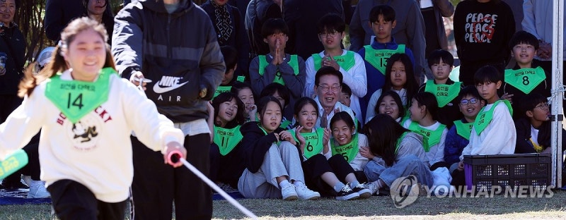 <b>이재명</b> 대통령, 가을<b>운동회</b> 응원