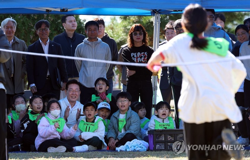 <b>이재명</b> 대통령, 가을<b>운동회</b> 응원