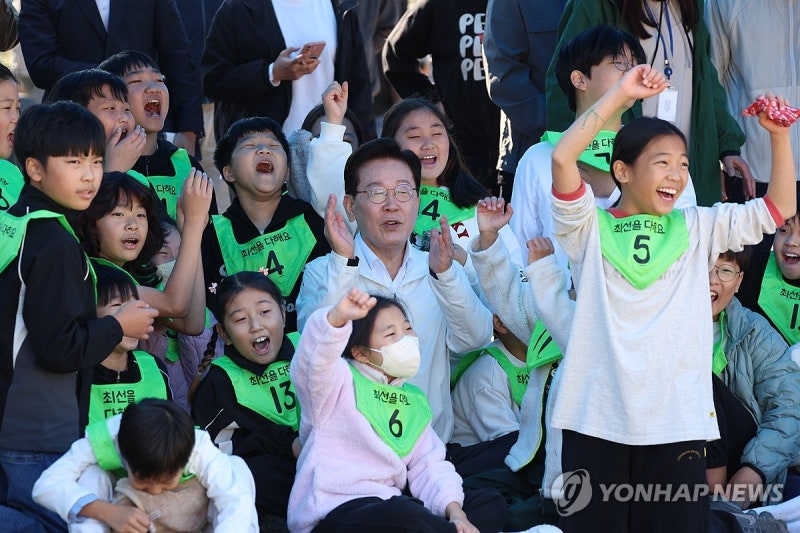 <b>이재명</b> 대통령, 가을<b>운동회</b> 응원