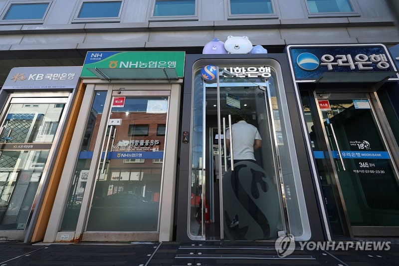 8월 <b>은행</b> 대출 <b>연체율</b> 9년 10개월만에 <b>최고</b>…0.7% 육박