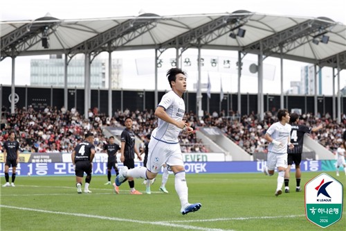 K리그2 수원, 성남 2-0 꺾고 구단 신기록 7<b>연승</b>…1부 복귀 눈앞