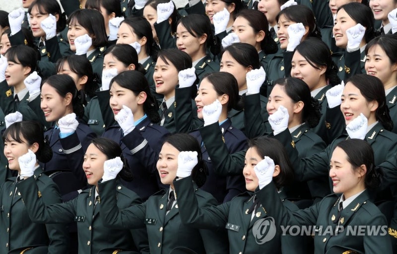 "<b>여군</b> 장교 <b>지원</b>자, 3년새 82%↑…작년 육사 女 경쟁률 76대 1"