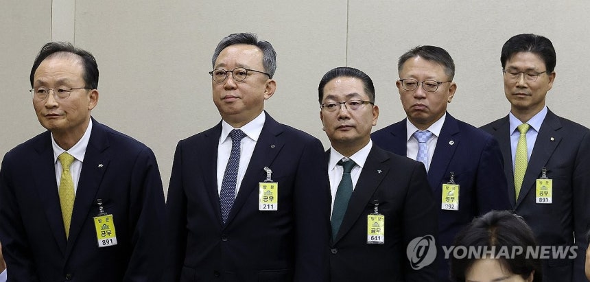 국정감사 증인 선서 마친 5대 은행장
(서울=연합뉴스) 이동해 기자 = 이환주 KB국민은행장(왼쪽)을 비롯한 시중 은행장들이 19일 국회 정무위원회에서 열린 금융감독원 등에 대한 국정감사에서 선서를 마친 뒤 자리에