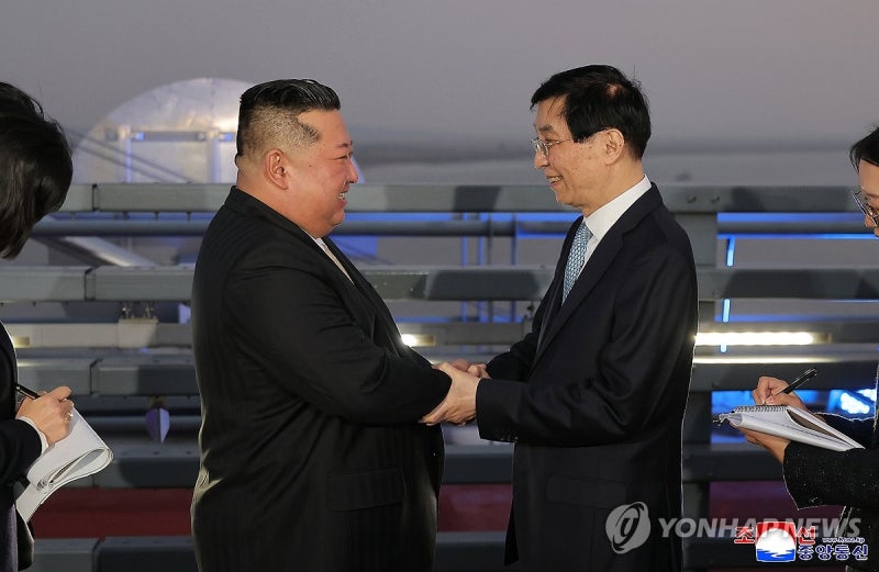 <b>김정은</b>, 中 6·25참전기념관서 "피로써 맺은 친선 영원히 계승"