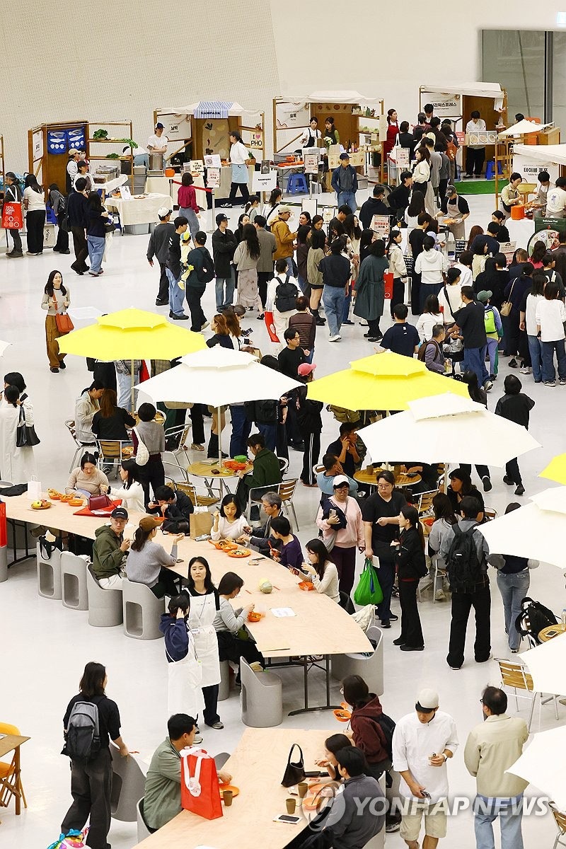 인파로 붐비는 <b>서울미식</b>마켓