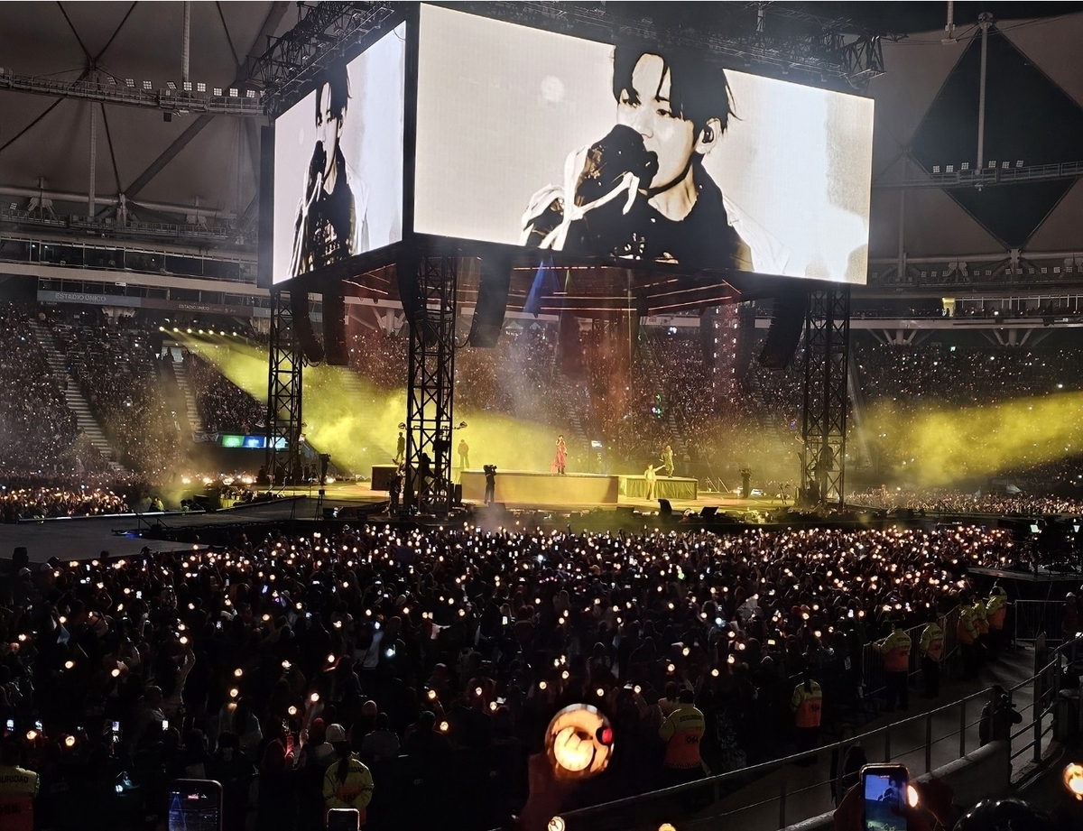 アルゼンチン公演のステージと、BTSの映像を映す大型スクリーンを囲む観客