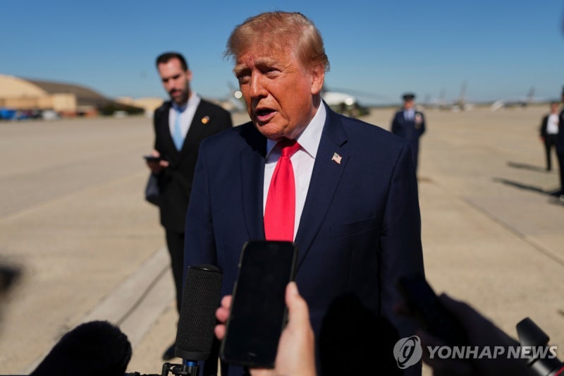 <b>트럼프</b> "미국 온 기업들 우리 이용하면 <b>관세 50</b>%로 올릴 수도"