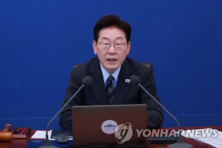 李<b>대통령 지지율</b> 35.3%…민주 36.0%·국힘 42.6% 오차밖 격차[리얼미터]