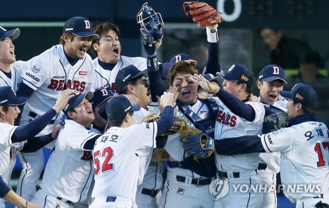 14년 기다린 환호(서울=연합뉴스) 윤동진 기자 = 31일 서울 잠실야구장에서 열린 2015프로야구 한국시리즈 5차전 삼성라이온즈-두산베어스 경기. 2대 13으로 14년만에 한국시리즈 우승을 한 두산 선수들이 마운드에서 환호하고 있다. 2015.10.31 mon@yna.co.kr