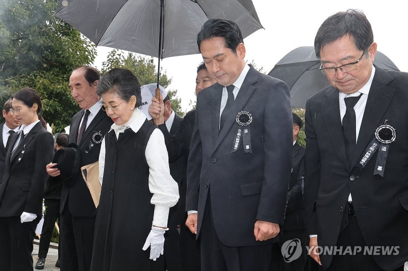 <b>박정희</b> 47주기 <b>추모식</b> 서울현충원서 열려…국힘 지도부 총출동