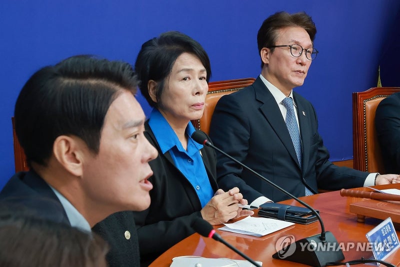 與 "<b>신천지 의혹 조사</b> 결과 추후 비공개 의총서 보고"