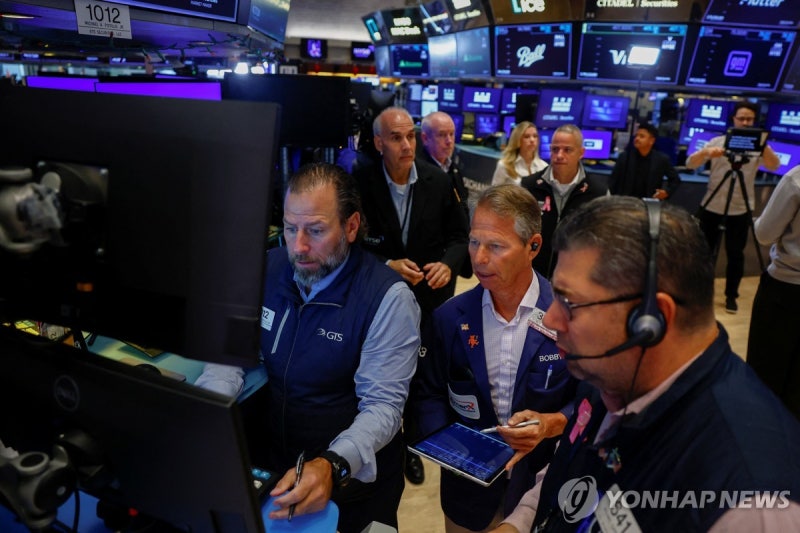 <b>앤트로픽 IPO</b> 공식화에 뉴욕증시 들썩…나스닥 0.8%↑(종합)