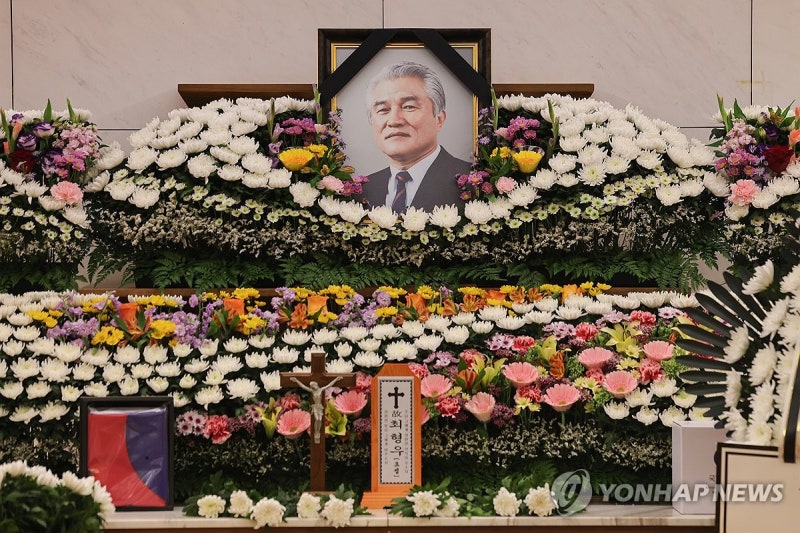 "민주화 불꽃이자 YS의 영원한 동지"…<b>최형우 전 장관 영면</b>