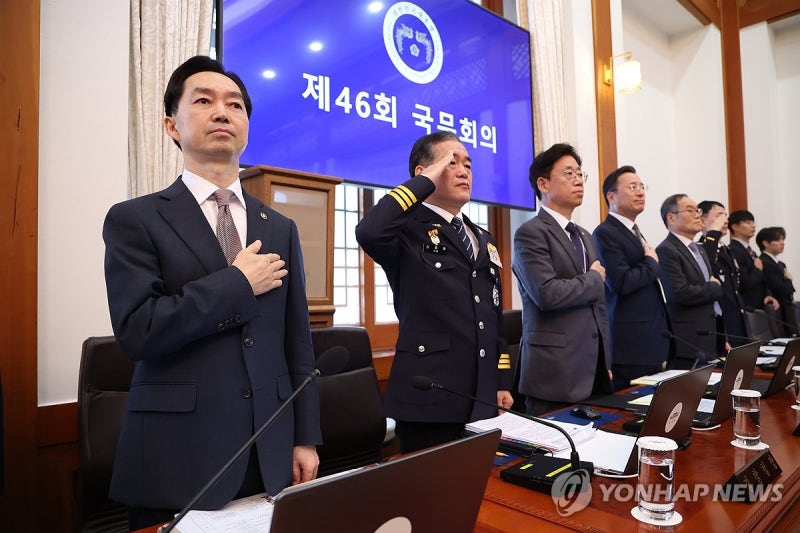 [속보] 李대통령, <b>중수청장 국무회의 참석</b>에 "비정상의 정상화"