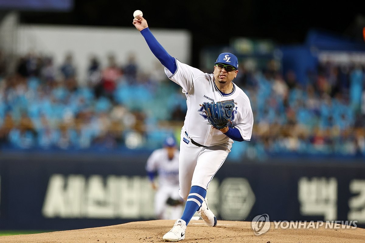 역투하는 아리엘 <b>후라도</b>
