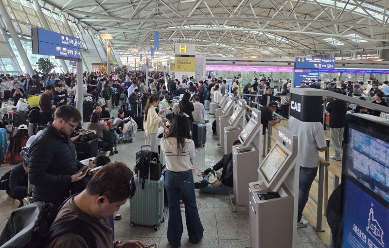 <b>인천공항</b> 항공사 체크인시스템 장애…출국장 곳곳 마비(종합)